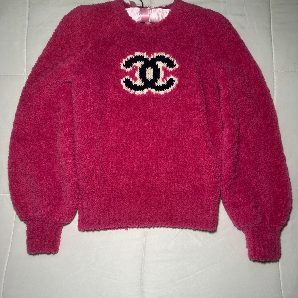 CHANEL Fuchsia Sweater with Iconic Emblem